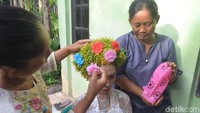 Bunga-bunga berwarna-warni turut disematkan di atas para gadis belia ini. Setiap tahun tak kurang 85 orang gadis terlibat dan ikut serta dalam tradisi ini. (Sudirman/detikTravel)