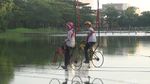 Foto: Naik Sepeda di Atas Danau Cinta Akkarena Makassar