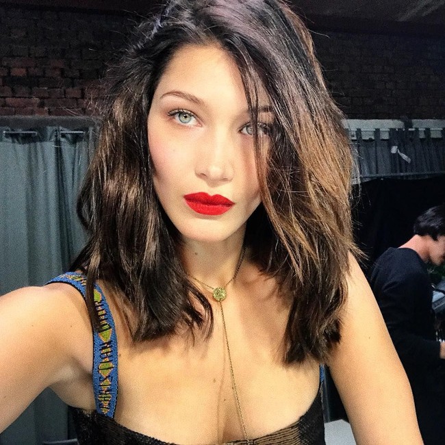Lipstik merah selalu berhasil meningkatkan kesan seksi. Good job Bella Hadid! Foto: dok. Instagram