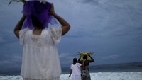 Dengan ritual pemujaan ini, mereka berharap mendapat berkat dari dewi laut di tahun yang baru
