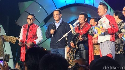 Di Malam Pergantian Tahun, Anies Adu Pantun hingga Pukul Beduk