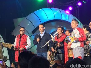 Di Malam Pergantian Tahun, Anies Adu Pantun hingga Pukul Beduk