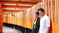 Kalau yang ini, foto Liza Soberano di Fushimi Inari. Ini adalah kuil di Kyoto yang mempunyai julukan Kuil Seribu Gerbang (Instagram/lizasoberano)