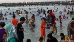 Tumpah Ruah! Pantai Ancol Penuh Pengunjung Tunggu Pergantian Tahun