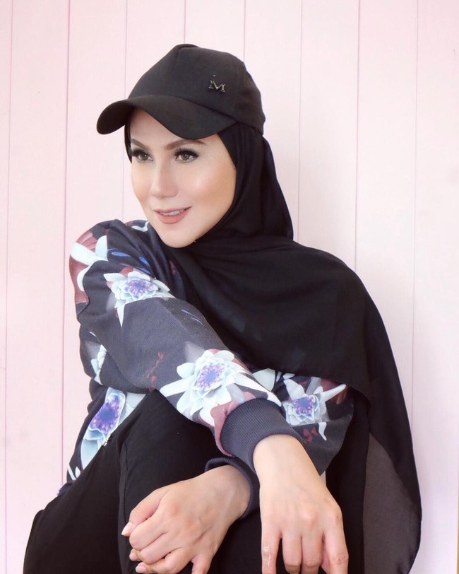 Bintang sinetron yang populer pada tahun 90-an, Marini Zumarnis, kecantikannya masih sama seperti dulu meskipun sekarang telah bertambah usia. Marini yang kini berusia 41 tahun juga memiliki putra yang sudah duduk di bangku kuliah, Mohammad Daffa Wardhana. Daffa yang berumur 19 tahun kini tengah menempuh pendidikan di Australia. Foto: Dok. Instagram