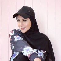 Bintang sinetron yang populer pada tahun 90-an, Marini Zumarnis, kecantikannya masih sama seperti dulu meskipun sekarang telah bertambah usia. Marini yang kini berusia 41 tahun juga memiliki putra yang sudah duduk di bangku kuliah, Mohammad Daffa Wardhana. Daffa yang berumur 19 tahun kini tengah menempuh pendidikan di Australia. Foto: Dok. Instagram