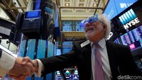 Peter Tuchman, seorang trader bereaksi saat hari terakhir perdagangan tahun ini berakhir di New York Stock Exchange (NYSE).