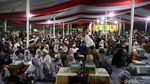 Senyum Bahagia 437 Pasang Pengantin yang Dinikahkan Massal