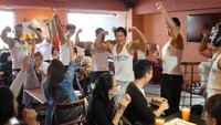 Tidak hanya kaum pria yang dimanjakan oleh berbagai kafe nyeleneh di Jepang. Ada juga Cafe Macho yang isinya pria kekar di Tokyo (Trending Videos TV/Youtube)