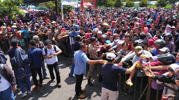 Warga berebutan mendapatkan tahu kuning yang dibagikan