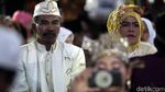 Senyum Bahagia 437 Pasang Pengantin yang Dinikahkan Massal