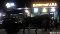Di malam pergantian tahun ini, kawasan Monas ditutup untuk kendaraan bermotor.