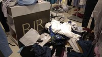 Barang-barang yang didiskon mulai dari 10% hingga 70%+20% di Debenhams pun mulai berhamburan. Beberapa berceceran di luar display. Terlebih petugas yang memungut barang-barang tersebut mengembalikan ke tempat semula.