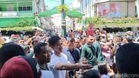 Kaesang pun sempat menawarkan bantuannya untuk memotret warga yang hendak berfoto bersama bapaknya (Foto: Danu Damarjati/detikcom)