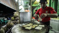 Cita rasa martabak durian yang khas, dijamin bisa memanjakan siapapun traveler yang memakannya. Harganya juga terbilang sangat murah. (Datuk Haris/detikTravel)
