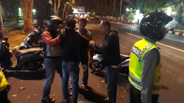 Seorang pria diamankan karena menerobos razia dalam keadaan mabuk