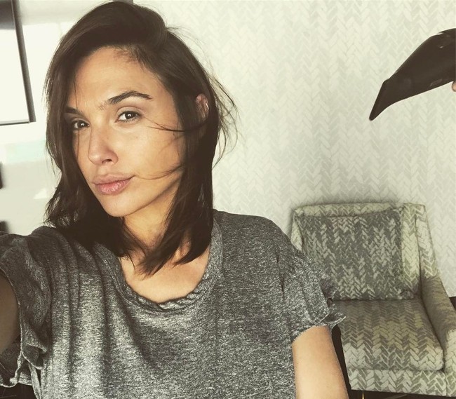 Hanya Gal Gadot yang bisa menampilkan aura seksi meski tanpa makeup.  Foto: dok. Instagram