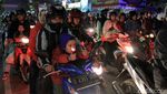 Warga Bandung Tumplek di Alun-alun untuk Rayakan Tahun Baru