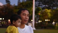 Jokowi menggendong Ethes yang tampak tak rewel (Foto: Rusman/Biro Pers Sekretariat Kepresidenan)