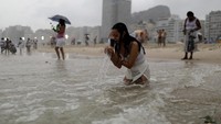 Warga Afro-Brazilian ramai-ramai ke pantai untuk memberikan penghormatan kepada Yemanja yang merupakan dewi laut