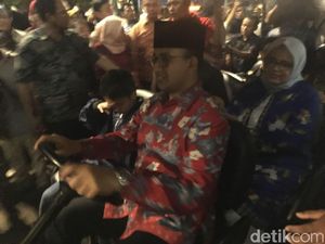 Dari Nikah Massal, Anies Sekeluarga Naik Mobil Golf ke Bundaran HI