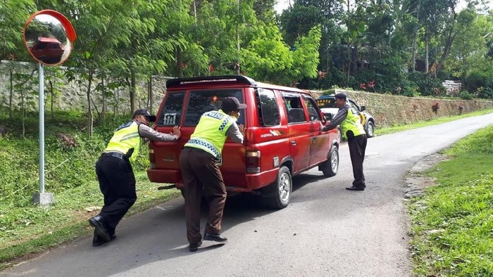 Polisi Disiagakan di Jalur Menanjak ke Obyek Wisata di Madiun