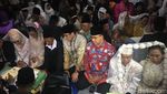 Anies-Sandi di Nikah Massal, Jadi Saksi hingga Foto Bareng Pengantin