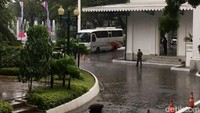 Di Balai Kota, hujan juga tampak turun deras (Foto: Indra Komara/detikcom)