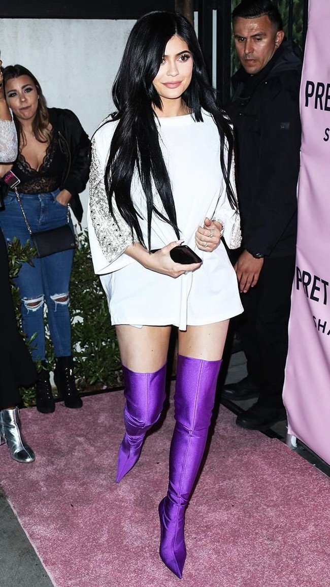 Kylie Jenner membuat tampilannya mengesankan dengan padanan kaus oversized dan boots ungu. Foto: ist.