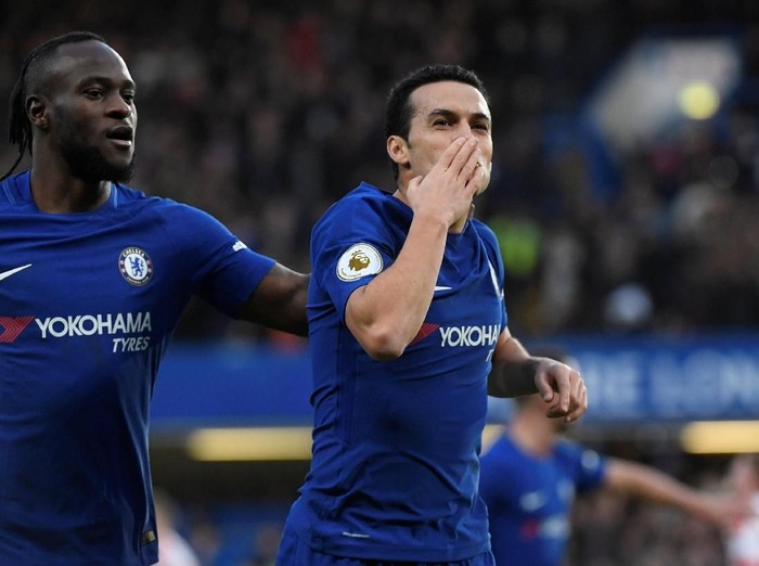 Soccer Football - Premier League - Chelsea vs Stoke City - Stamford Bridge, London, Britain - December 30, 2017   Chelsea's Pedro celebrates scoring their third goal with Victor Moses            REUTERS/Toby Melville    EDITORIAL USE ONLY. No use with unauthorized audio, video, data, fixture lists, club/league logos or 