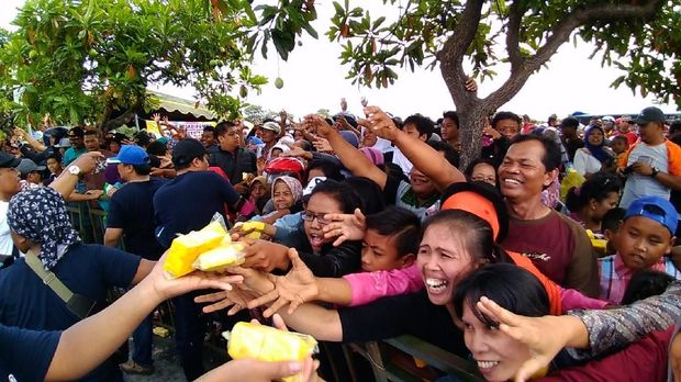 Tumpeng tahu kuning raksasa ini sebagai rasa syukur atas usaha yang dijalani selama 2017