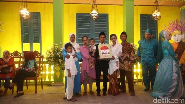 Ada yang berfoto bersama keluarga sebelum pulang.