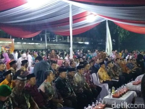 Anies Baswedan dan Sandiaga Uno di lokasi nikah massal DKI.