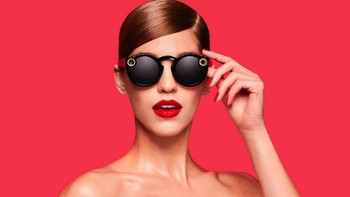 Snapchat merilis sejenis kacamata pintar bernama Spectacles yang awalnya sempat sangat populer. Sampai-sampai Snap memesan ratusan ribu unit untuk memenuhi permintaan. Tapi popularitas Spectacles ternyata tak berlangsung lama, karena setelah Snap menjualnya secara bebas, permintaan malah merosot drastis. Foto: istimewa