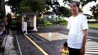 Sore semuanya. Malam tahun baru ke mana? tanya Jokowi sambil menyapa warga (Foto: Rusman/Biro Pers Sekretariat Kepresidenan)