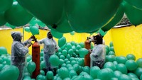 Mereka memompa balon dan menahannya sebelum dilepaskan ke langit.
