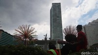 Pekerja menghias patung ondel-ondel di kawasan Bundaran Hotel Indonesia, Jakarta, Minggu (3112/2017). Kawasan Bundaran HI terus berbenah menjelang pergantian tahun.