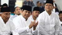 Prabowo salat subuh berjamaah pagi tadi bersama dengan politikus senior, Amien Rais. Ada juga Sudrajat, cagub Jabar yang diusung oleh Gerindra (Foto: Facebook Prabowo Subianto)