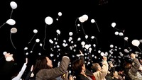 3...2...1! Selamat tahun baru 2018 dari Jepang. Warga kemudian melepas balon-balon yang tadi mereka genggam (Foto: REUTERS/Toru Hanai)