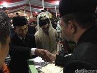 Sempat Terbata-bata, Andrianus Lega Bisa Pinang Ruri di Nikah Massal