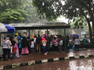 Hujan Deras, Pengunjung Ragunan Berlarian Cari Tempat Berteduh