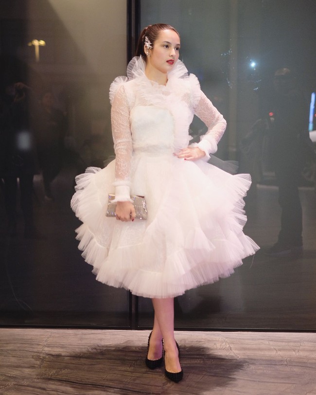 Sementara itu, Chelsea Islan yang menempati urutan 93 daftar wanita tercantik menunjukkan kegemarannya bereksplorasi gaya lewat model busana yang lebih variatif. Penampilan bak peri dalam balutan gaun putih keluaran brand Ashi Studio. Foto: dok. Instagram