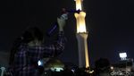 Warga Bandung Tumplek di Alun-alun untuk Rayakan Tahun Baru