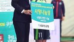 Foto: Si Imut Lee Mina yang Jago Sepak Bola