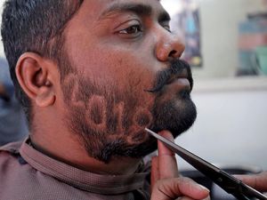 Sambut Tahun Baru, Pria di India Cukur Brewok 2018