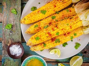 Viral! Cara Makan Jagung Super Praktis Pakai Tusuk Sate