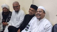 Pertemuan itu berlangsung hangat dan cair. Habib Rizieq terus menggenggam tangan Ustaz Somad dan sesekali keduanya tertawa bersama (Foto: Dok. Istimewa)