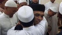 Habib Rizieq dan Ustaz Somad juga berpelukan. (Foto: Dok. Istimewa)