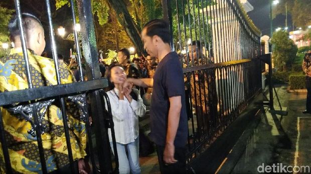 Jokowi dan warga di Gedung Agung.