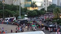 Warga yang telah datang mengisi kegiatannya dengan foto bersama keluarga dan sahabat (Foto: Kanavino Ahmad Rizqo/detikcom)